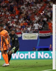 九游-名宿：西蒙斯进球本应判为有效 迈尼昂根本扑不到