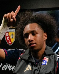 jiuyou-记者：在转会窗口的最后两天，曼联也试图签下马利克-福法纳